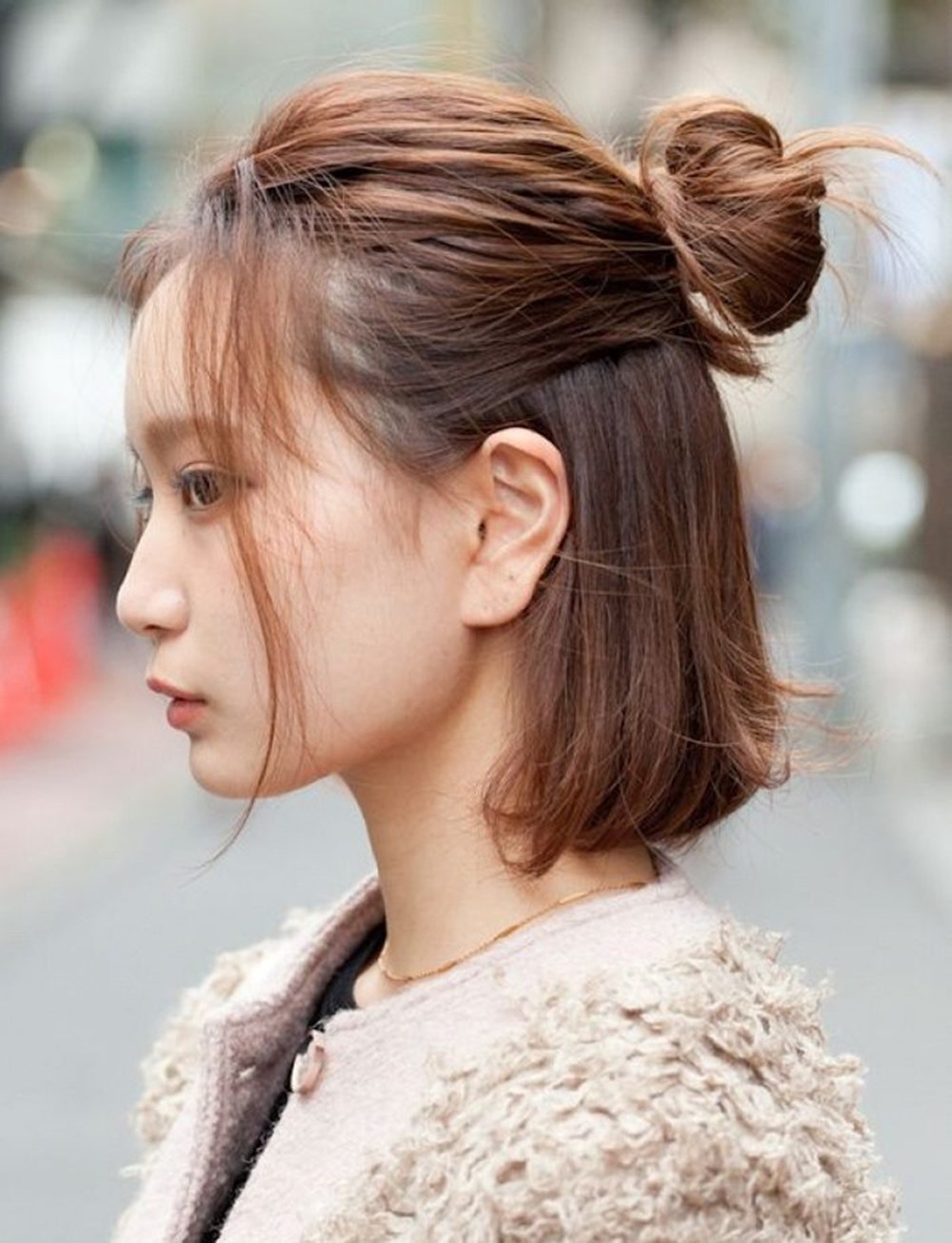 Xu hướng tóc búi tóc Hàn Quốc với nhiều kiểu tạo hình độc đáo sẽ đem lại cho bạn sự trẻ trung và nổi bật.